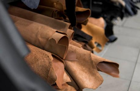 天然棕色红色皮革卷.生产箱包,鞋类,服装及配饰的原材料照片